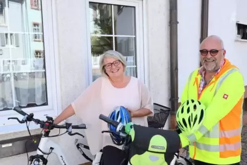 Zweiradfans: die Pfarrer Christine und Ralph Gölzer mit ihren E-Bikes.  Foto: Doth