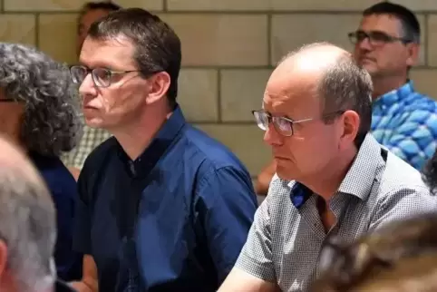 In der Augustsitzung des Stadtrats: Bernhard Adams (links) neben Kämmerer Stefan Ulrich.