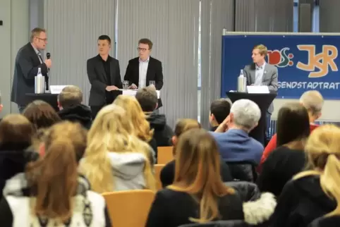 Vor der OB-Wahl hatte der Jugendstadtrat (in der Mitte links Leon Meyer, rechts Leon Süs) im Oktober 2018 zu einer Diskussion mi