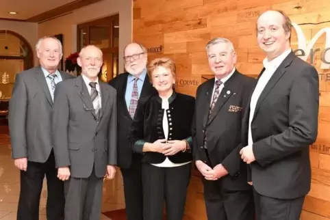 Unser Foto zeigt (von links) Walter Wolf, Kurt Freund, Reinhard Stölzel, Christel Welter, Gilbert Welter und den CDU-Ortsvorsitz