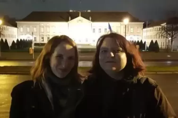 Speyerinnen vor dem Schloss Bellevue: Sabrina Albers (links) und Kerstin Scholl. 