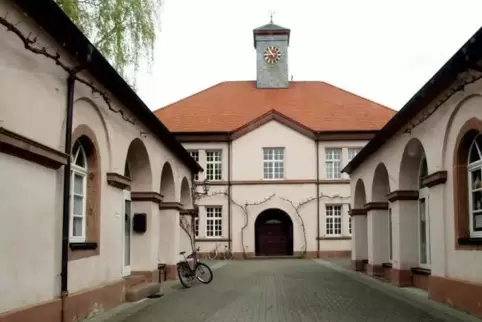 Schwegenheimer Rathaus: Links davon befindet sich das Gemeindebüro, das nun wieder besetzt ist.