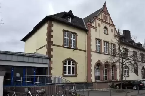 Hinter dem Altbau der Rheinschule sollen neue Klassenräume entstehen. 