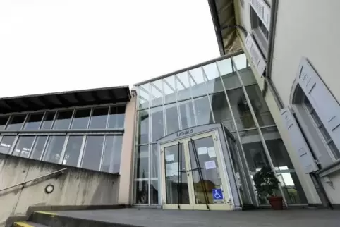 Im Lambsheimer Rathaus können die Mitarbeiter nächste Woche die Daten zur Erstellung der Jahresabschlüsse kontrollieren. 