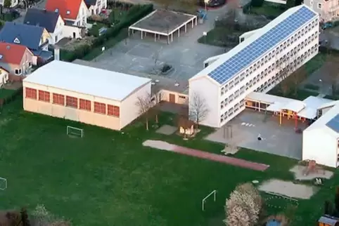 Das Fußballfeld hinter dem Berghausener Schulgelände: Hier sollen eine Kita, ein Kleinspielfeld und eine Trainingshalle entstehe