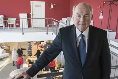 Udo Langewand in seinem Einrichtungshaus im Gewerbegebiet West. Ein Möbelhändler wird die Verkaufsräume übernehmen.