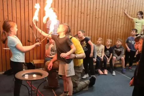 Erst- bis Viertklässler der Grundschule Kirchheim-Kleinkarlbach können bei den Workshops mit dem Zirkus ZappZarap auch mit dem F