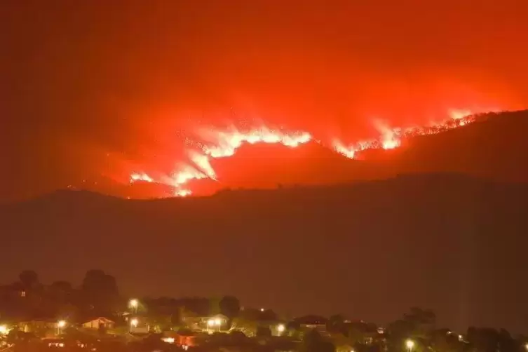 Ein Buschfeuer brennt im Orroral Valley, südlich der Australischen Hauptstadt Canberra. In der Hauptstadt-Region sind die Mädche