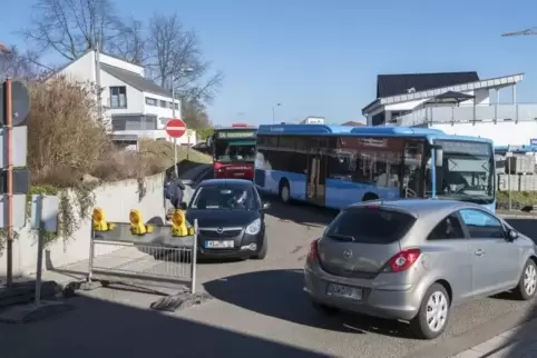 Umleitungsverkehr zur IGS Enkenbach-Alsenborn: Mittags halten die Busse nicht am Ende des Ullmayer-Rings und fahren direkt links