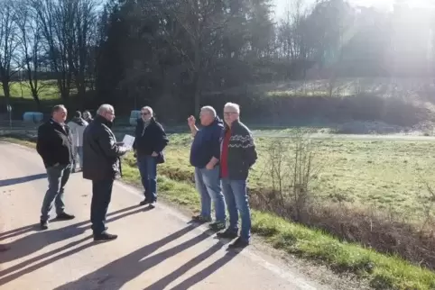 Der Friedhofsweg im Hintergrund ist ein Wirtschaftsweg. Dennoch nutzen ihn Autos. In zwei Stunden wurden 60 Fahrzeuge gezählt.