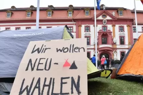 Protest vor dem Erfurter Landtag. Die rheinland-pfälzische FDP brauchte einen ganzen Tag, um Neuwahlen zu fordern.