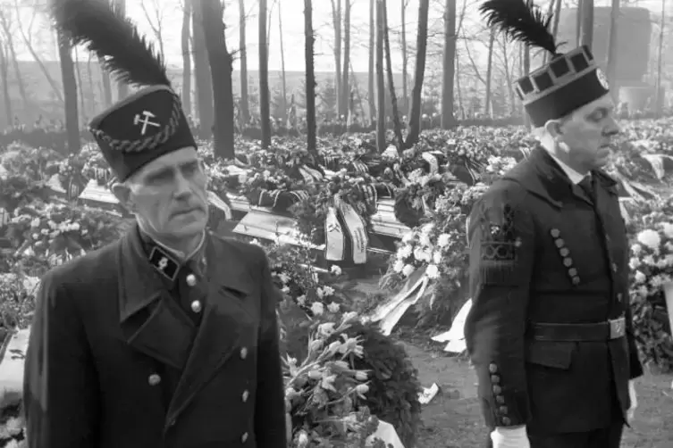 Saarknappen halten die Ehrenwache an den S&auml;rgen w&auml;hrend der Trauerfeier vor 58 Jahren. Eine Schlagwetterexplosion im Alsbachscha