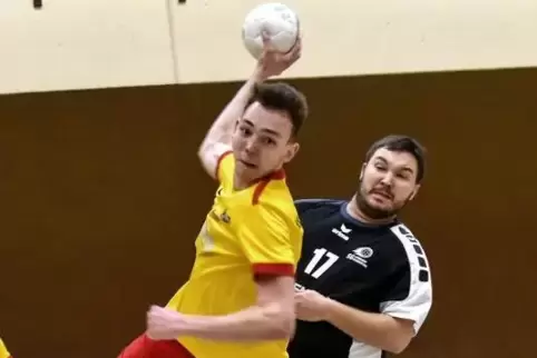 Mit einem Sieg gegen die SG Lambsheim/Frankenthal hat sich Eckbachtal II, hier Arthur Schalk (links), eine gute Position verscha