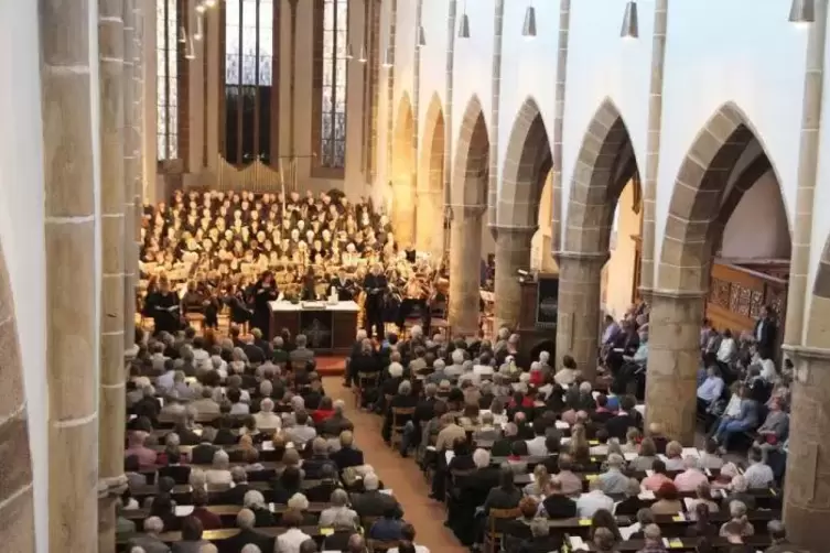 350 Menschen machen an der Landauer Stiftskirche Musik – hier die Kantorei im Advent 2019. 