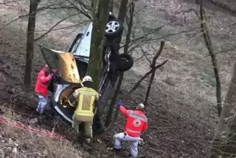 Rettungskräfte befreiten den Mann aus dem Auto. 