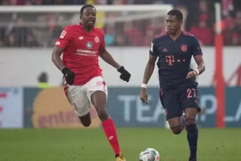 Alles im Griff, alles im Blick: Abwehrspieler David Alaba führt den Ball vor dem Mainzer Jean-Philippe Mateta. 