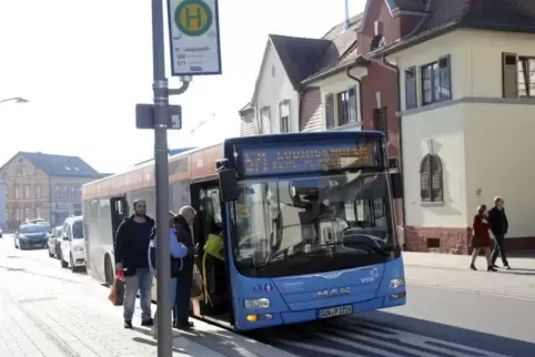 Die Haltestelle in der Ludwigshafener Straße im Zentrum Mutterstadts ist laut Seniorenbeirat nicht für alle gut zu erreichen. 