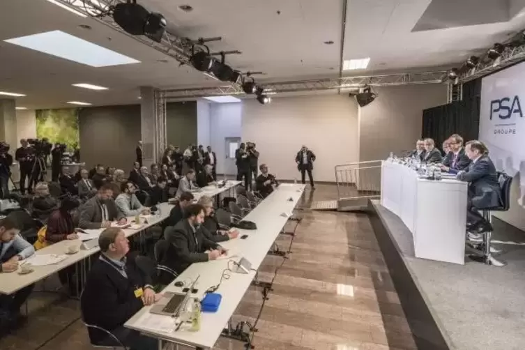 In der früheren Kantine im Opel-Werk fand die Pressekonferenz statt. Das Medieninteresse war groß.