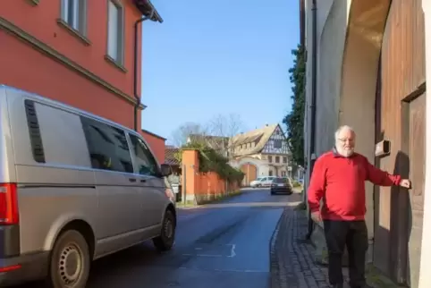 Wolfgang Reinig wohnt in der Mühlheimer Hauptstraße und muss immer sehr vorsichtig sein, wenn er aus seinen Hoftor geht.