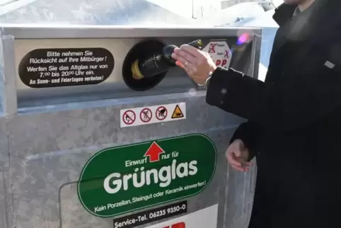 Deckel und Schrauverschlüsse gehören in den Gelben Sack. 