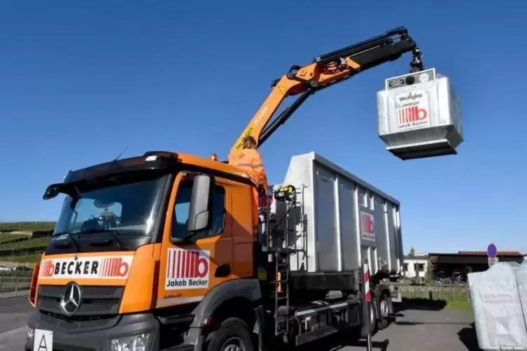 Wei&szlig;- und Gr&uuml;nglas landen in verschiedenen Kammern des Abholfahrzeugs. 