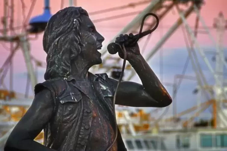 Lebensgro&szlig; und in Bronze: Bon Scott am Hafen von Fremantle bei Perth im Westen Australiens.