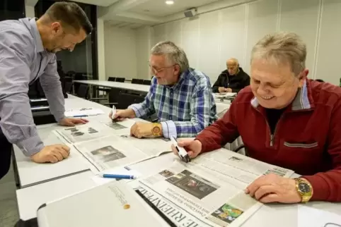 Tobias Wolf erklärt den Testlesern Heiner Ebel und Jürgen Flohr, wie der Scanstift eingesetzt wird. 