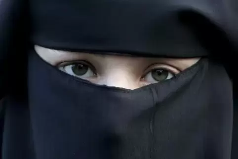 Betroffen seien voraussichtlich die Burka und der Gesichtsschleier Niqab (Bild), heißt es beim Bildungsministerium.