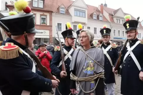 Oberbürgermeisterin in Fesseln: Narrenklage 2019. Oberbürgermeisterin in Fesseln: Narrenklage 2019.