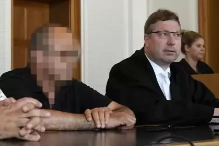 Wehrt sich gegen das Urteil: der Angeklagte mit seinem ersten Verteidiger Carsten Tews. 