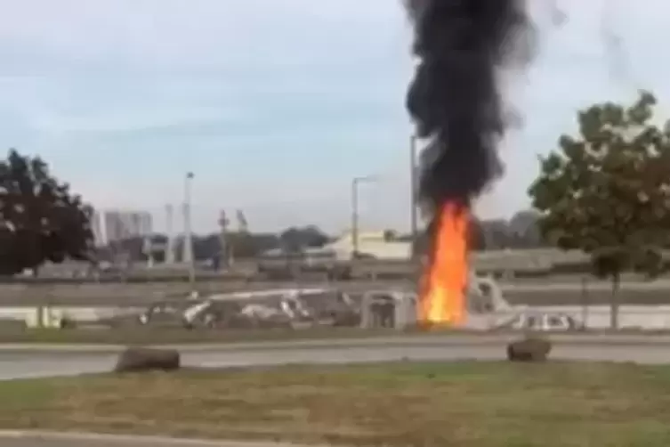 Kurz vor der Katastrophe: Im BASF-Rohrgraben ist ein Feuer ausgebrochen, das die Leitungen erhitzt. 