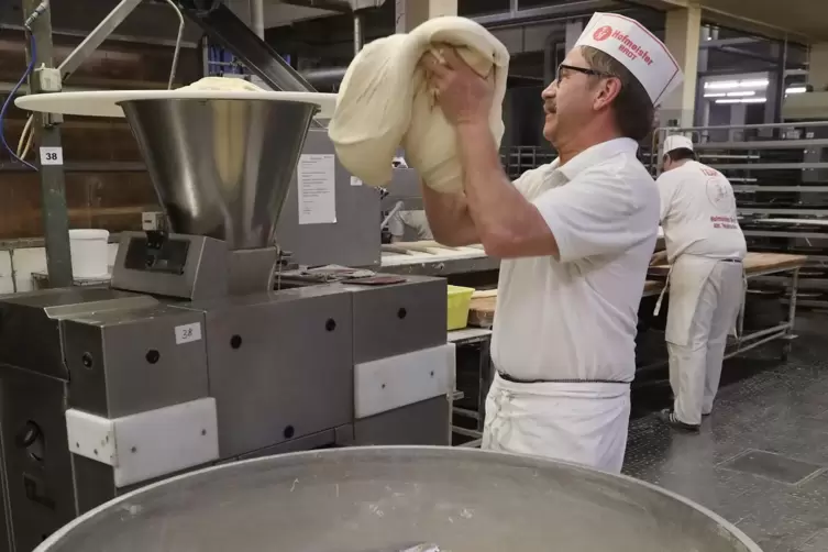 Guy Ott packt den Teig portionsweise auf die Teigteilmaschine.