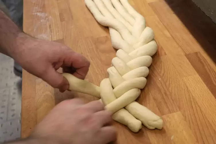 Die Str&auml;nge werden von Hand zum Zopf geflochten.