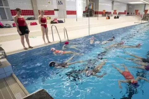  Den Stern beherrschen die jungen Synchronschwimmerinnen schon: Vom Beckenrand aus schauen Trainerin Nina Fix (rechts) und Co-Tr