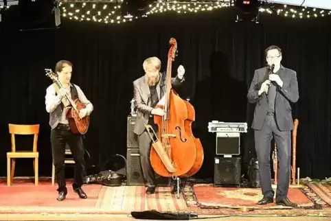 Füllten das Blaue Haus bis auf den letzten Platz und boten ihrem Publikum einen faszinierenden Musikabend. „Wildes Holz“ mit (vo