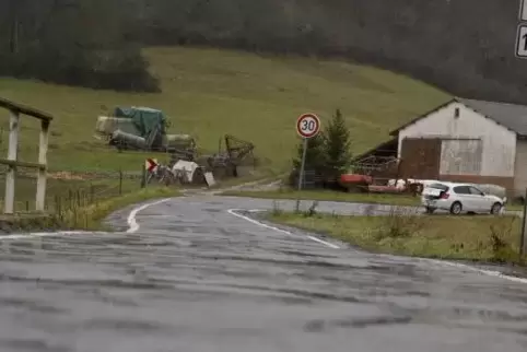 Kein Fahrvergnügen: die marode K 4 beim Wingertsweilerhof in Fahrtrichtung Winnweiler. 
