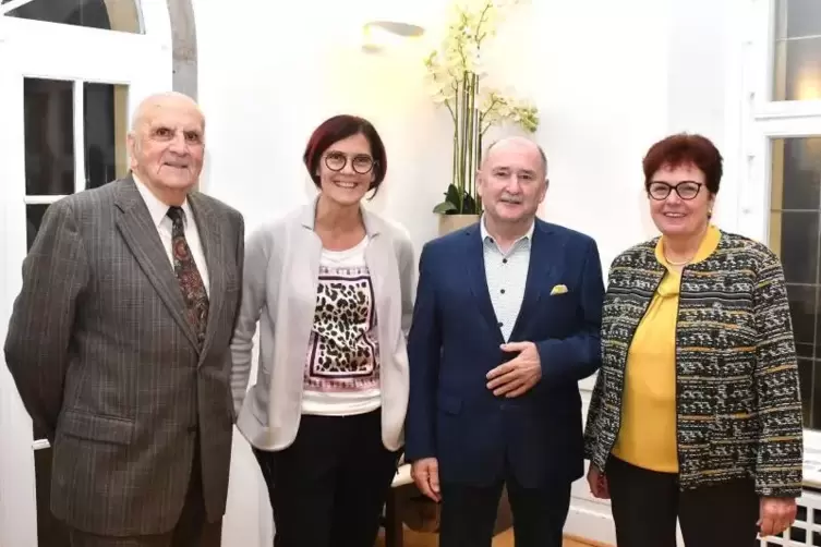 Von links: Heinz Fuhrer, 40 Jahre FDP-Mitglied, die Kreisverbandsvorsitzende Petra Dick-Walther, Karl-Heinz Barz und Ruthild Koh