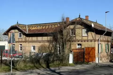 Von oben sieht das Gebäude wie ein breites „U“ aus und wird deswegen auch „Dreiseithof“ genannt. 