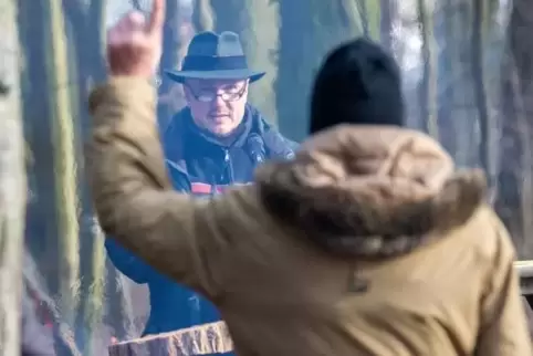 Bieten für das Brennholz: Die Polterholz-Versteigerung ist eine alte Tradition, die Förster Jürgen Render in Harthausen pflegt.