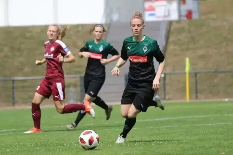 Madita Giehl im Trikot von Borussia Mönchengladbach in der Partie gegen Bundesligist SGS Essen. 