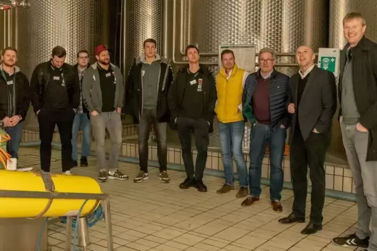 Wein-Profis und Handball-Profis in Ilbesheim (von links, vordere Reihe): Maximilian Rinderle, Johan Koch, Martin Ziemer, Frederi