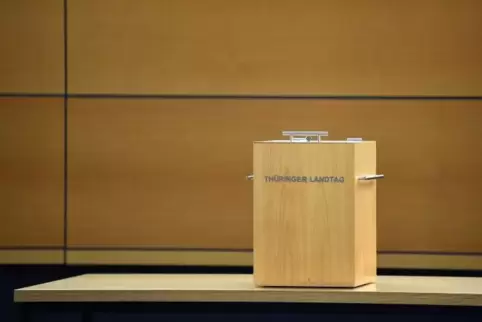 Eine Wahlurne im Plenarsaal des Thüringer Landtags: Wie lange hat sie noch Pause?