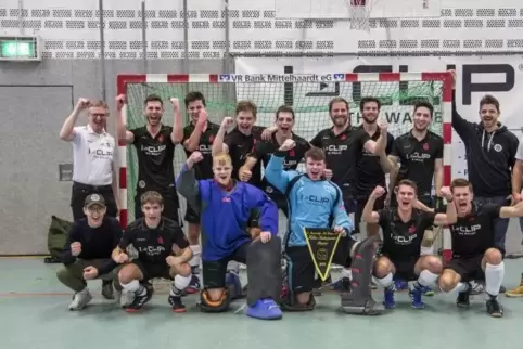 Es darf gejubelt werden. Die Mannschaft um Coach Andreas Schanninger (hinten, rechts) hat mit der Meisterschaft den Aufstieg err
