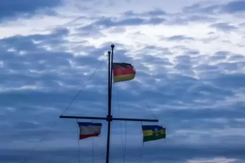 Im Norden Deutschlands – hier der Hafen der Ostseeinsel Poel – kam Sturmtief Sabine zuerst an.