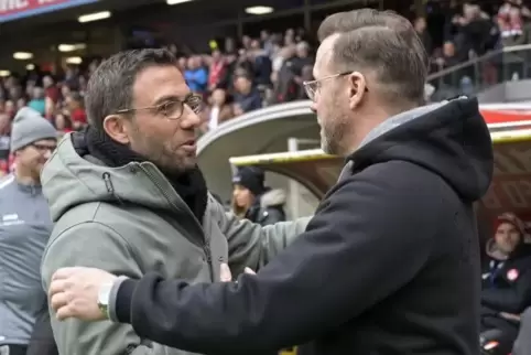 Begrüßung unter Kollegen: FCK-Trainer Boris Schommers (links), daneben Preußen-Coach Sascha Hildmann, Schommers’ Vorgänger.