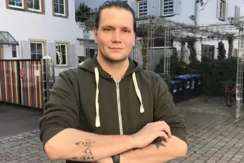 Speyer-Stolz: Skay Leon Koenig mit Tattoo auf dem Unterarm. Speyer-Stolz: Skay Leon Koenig mit Tattoo auf dem Unterarm.