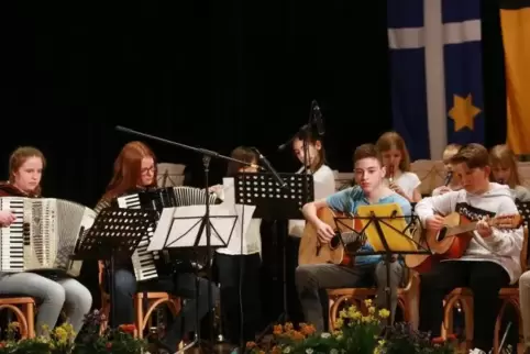 Kinder und Jugendliche der Musikschule in Aktion.