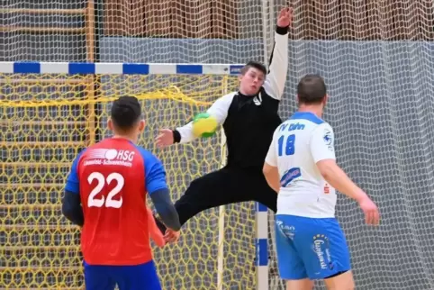  Der Matchwinner: TVD-Keeper Marcel Kunz pariert auch diesen Wurf. Gästespieler Felix Turich (links) und der Dahner Sebastian Fi