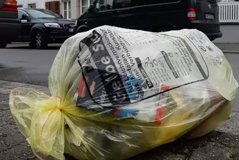 Die Gelben Säcke sorgen oft für ein unschönes Bild, egal ob in der Neustadter Kernstadt oder den Weindörfern. 