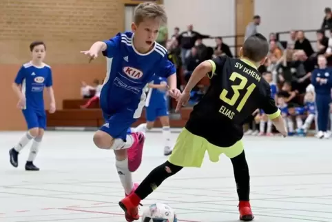Leo Naab, der hier den Ixheimer Elias Edlmann überspielt, hatte im Finale die Chance zum 1:0 für den FKP. 